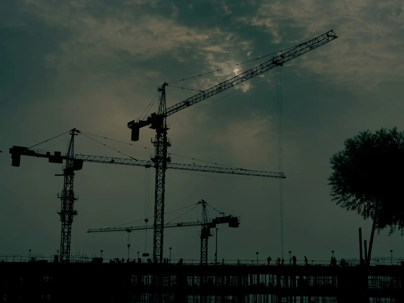 ساختمان در حال ساخت با جرثقیل در دبی؛ تصویر پروژه‌ی آف پلن