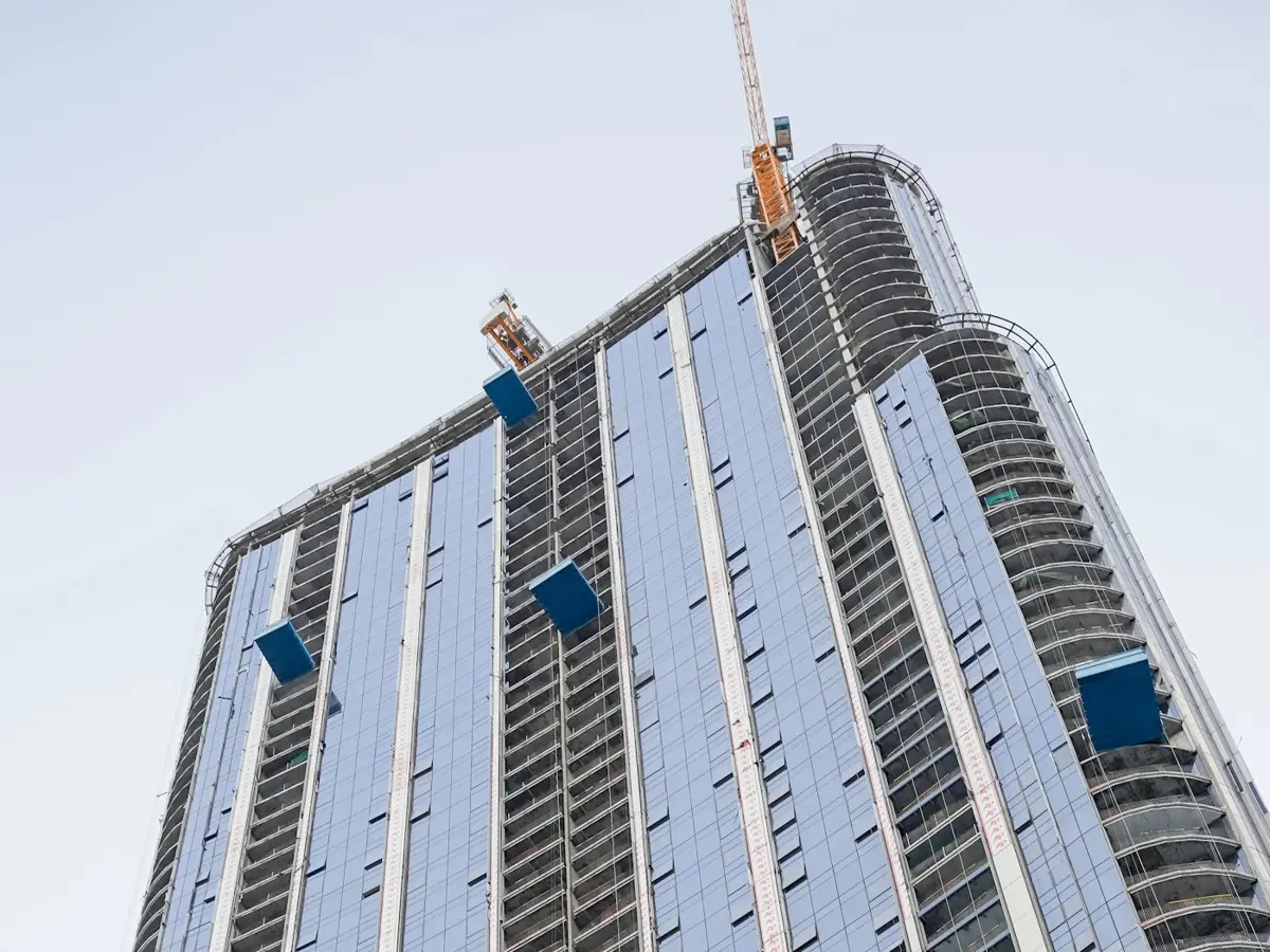 سابقه تحویل توسعه‌دهنده در دبی: برج بلندمرتبه‌ی در حال ساخت با جرثقیل بالای آن