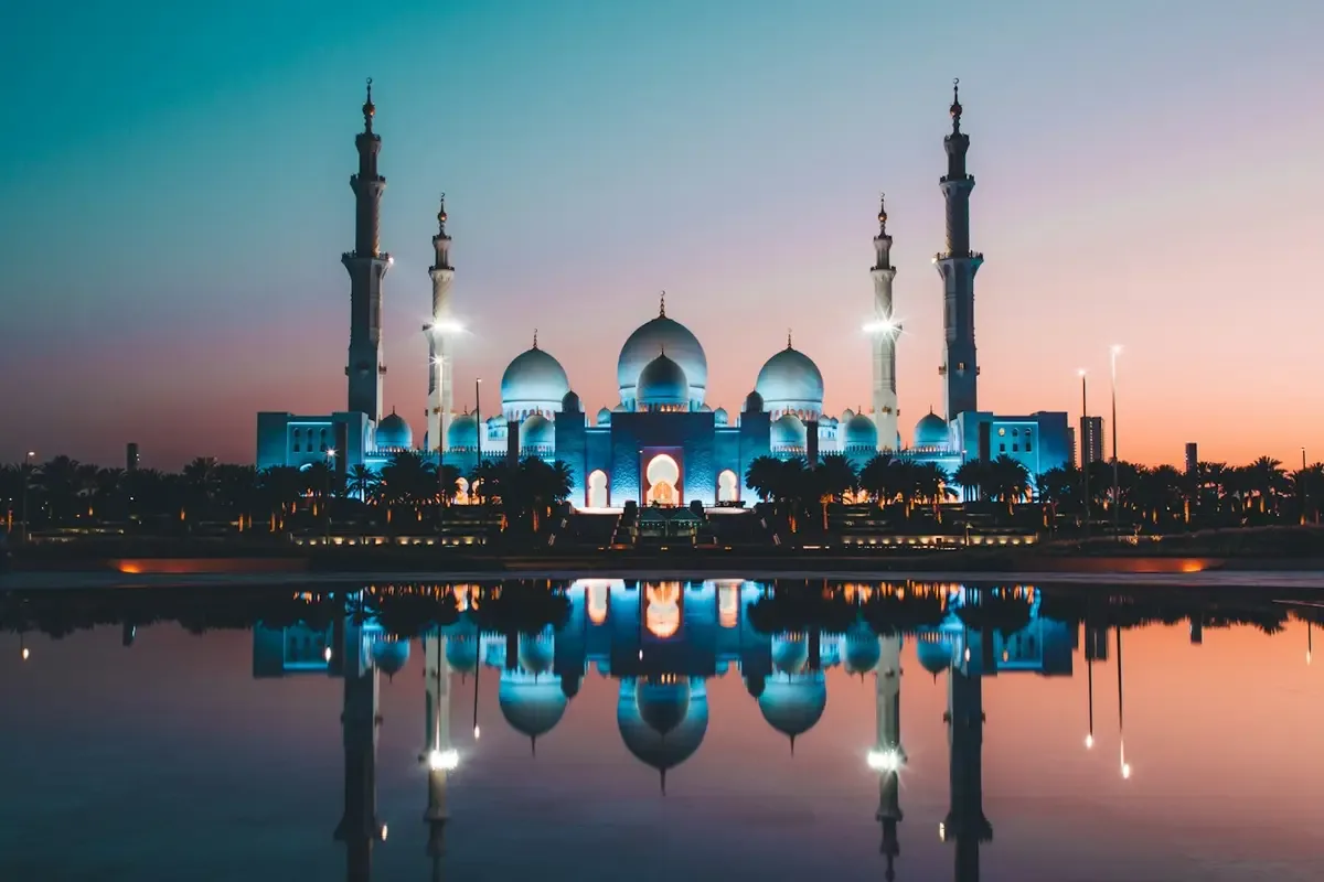 مسجد شیخ زاید در ابوظبی و بازتاب آن در آب