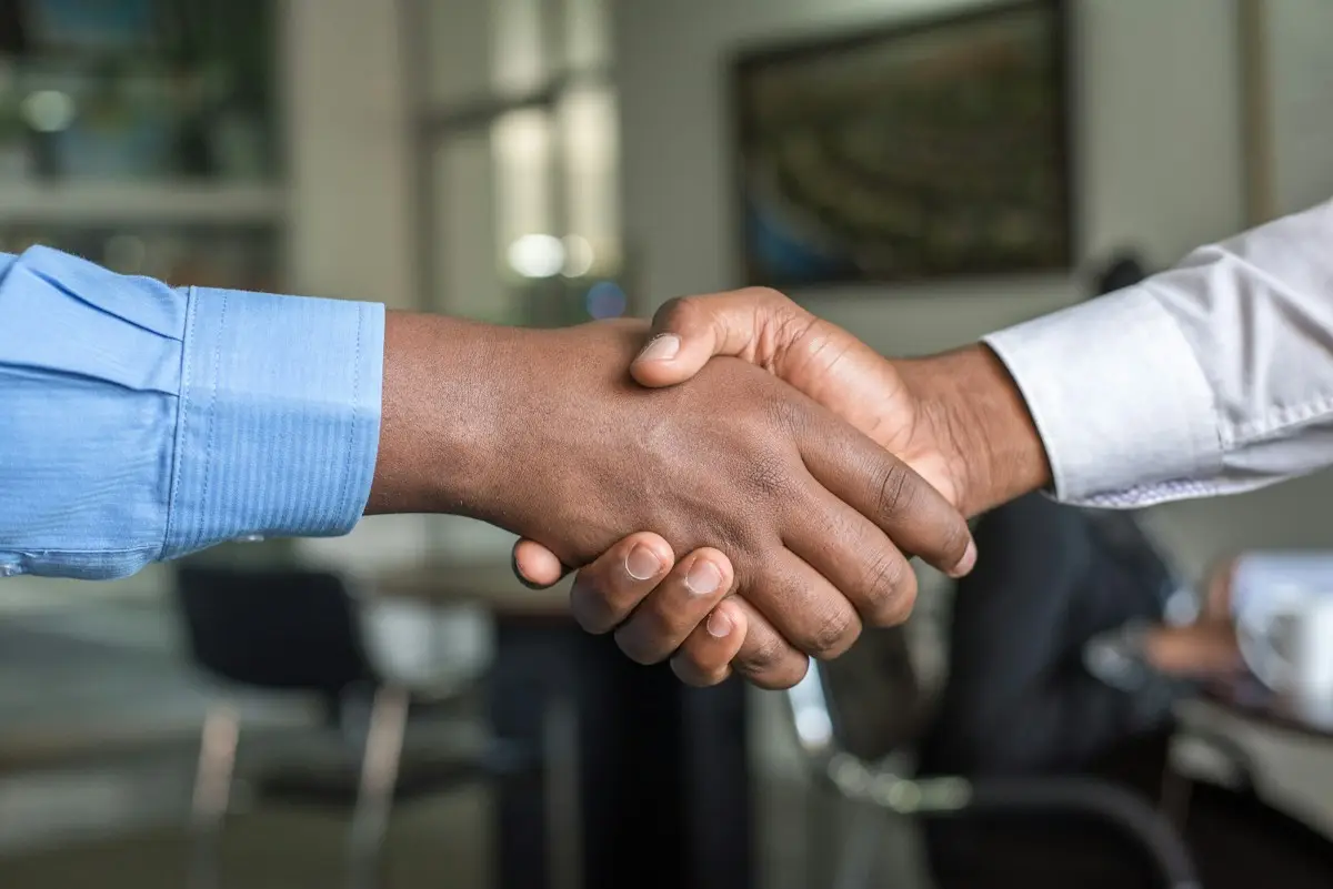 دست دادن دو شریک تجاری؛ ثبت شرکت در دبی بدون کفیل و تفاوت Service Agent با شریک محلی