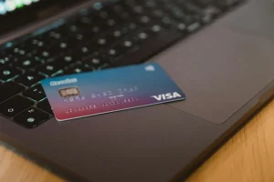 کارت بانکی روی کیبورد لپ‌تاپ؛ حساب بانکی شخصی در دبی