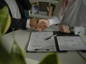 دست دادن دو نفر روی یک سند؛ توافق برای ثبت شرکت آفشور در دبی