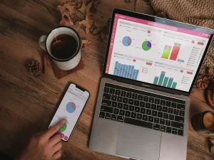 داشبورد تحلیلی روی لپ‌تاپ و موبایل برای بررسی معافیت کسب‌وکار کوچک مالیات امارات